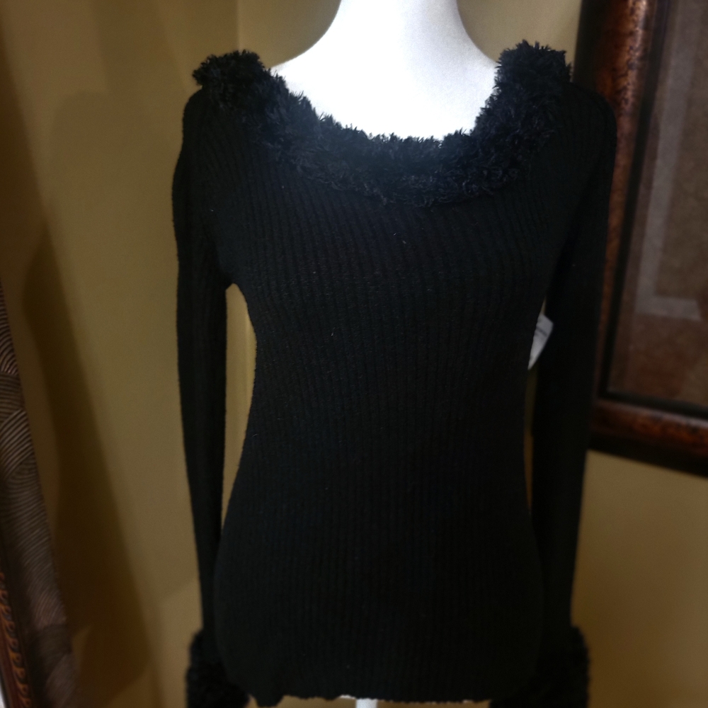 Chic Black Women's Crew Neck Sweater